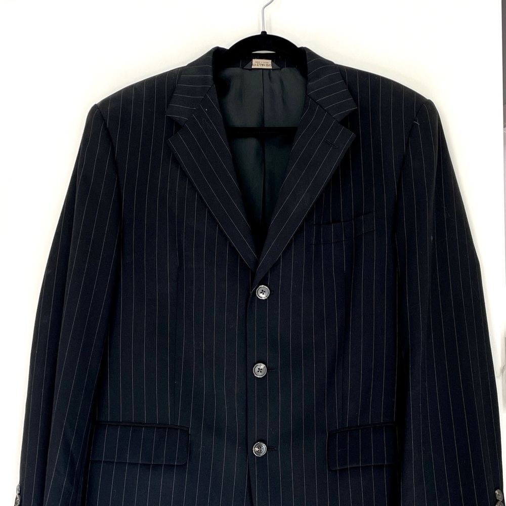 Pre-owned men suit, 40R black striped Chaps suit, pure new 100% wool.